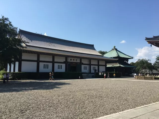 浄土真宗はなぜ西と東に分かれている?二派の違いも解説