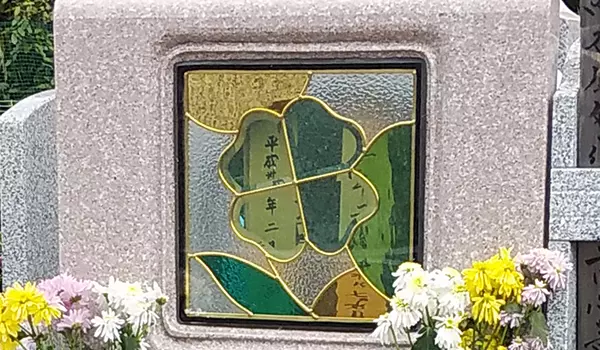 墓石にお花のイラストを彫刻するなら デザイン例とポイント 霊園 墓地検索なら お墓さがし