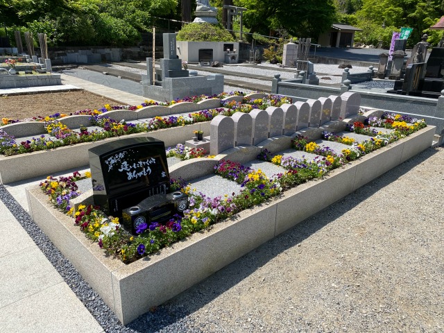 八王子高尾「手積みレンガの花壇墓地」花ごころ