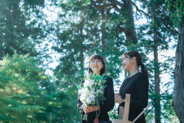 樹木葬ってどんな仕組み?納骨やお参りの仕方について解説